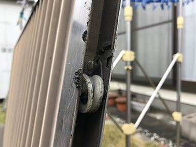 A様邸　雨戸戸車修理工事