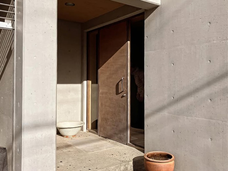 傷んだ玄関ドアをきれいに直したい