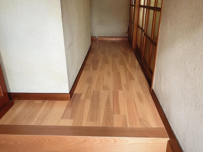 玄関と廊下の床の傷みを直したい