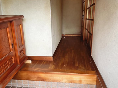 玄関と廊下の床の傷みを直したい