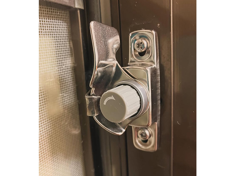 窓の鍵を新しくして安心して暮らしたい