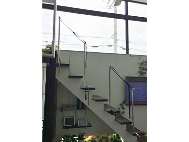 階段に手すりを後付けして転倒を防ぎたい