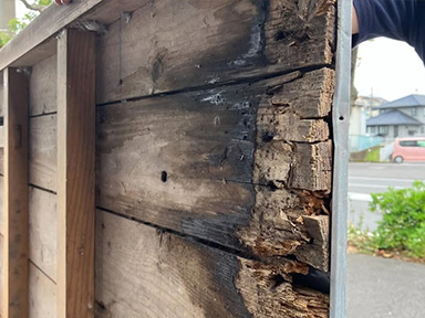 腐った物置建具を直して鍵もかかるようにしたい